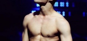 7位男K-POP偶像展示自己的腹肌動圖