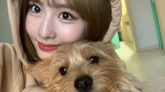 TWICE Momo和愛犬一模一樣！可愛表情自拍照大公開