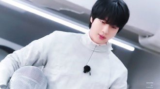 BTS's Jin穿擊劍服讓粉絲心動