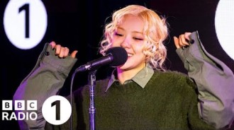 Ros&eacute; 在 BBC Radio 1 現場演唱室中以「APT」和節日翻唱表現亮眼