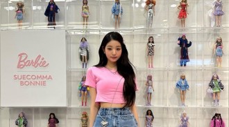 因IVE張員瑛在芭比娃娃前拍了一張照片，居然刺激了韓網友們的玻璃心？