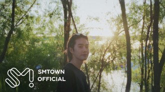 EXO的Suho在《Zero Gravity》MV中展現搖滾巨星生活