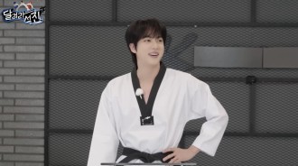 BTS Jin 以黑帶技能和驚艷外貌在新的跆拳道節目中震撼粉絲