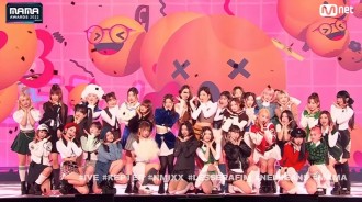 [2022 MAMA]IVE、LE SSERAFIM等合作表演TWICE熱門曲，韓網熱議 : 無聊、歷代最糟的MAMA