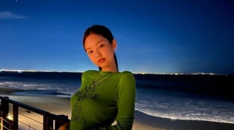 BLACKPINK Jennie以海邊為背景合影，展現出衆的身材&美貌