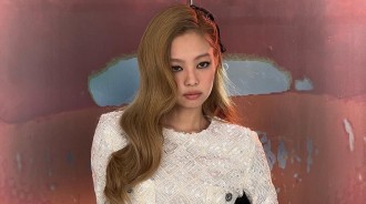 BLACKPINK Jennie曬近況，輕鬆消化雀斑煙熏妝，嘗試大膽時尚造型