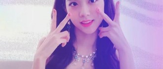 Blackpink JISOO《音樂中心》後台花絮照，美得那麼的不真實啊！