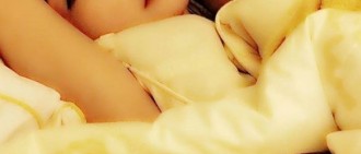 因違禁藥驅逐出境韓女星Amy裸香肩秀床照
