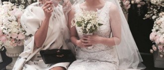 金廷恩優雅的白紗姿態“美麗的四月新娘”