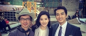 《第三種愛情》導演公開與劉亦菲-宋承憲合影，那時就在一起了？