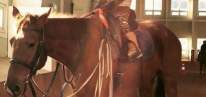 Tablo曬Haru騎馬照 「我是威風凜凜的騎馬公主」