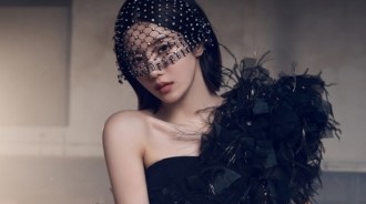前IZ*ONE權恩妃追加公開第二張迷你專輯《Color》主題照，黑色禮服造型引人注目