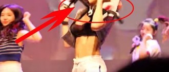[視頻]Twice MOMO在粉絲簽名會的表演上險些走光，機警的她化解了危機