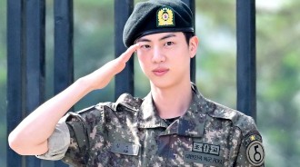 BTS' Jin 寫信給粉絲隨著軍事退役 + 更多照片 