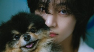 BTS金泰亨公開第一張個人專輯《Layover》的概念照！包含素顏與愛犬