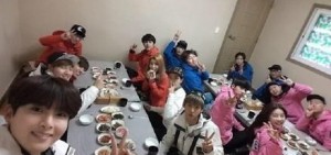《Running Man》「idol特輯」聚餐照：冬日美食+暖暖剪刀手