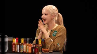 ROSÉ在《Hot Ones》中以感人故事和BLACKPINK牢不可破的秘訣增添趣味