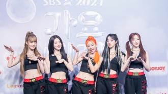 藍地毯照片在「2024 SBS 歌謠大濟夏季」：(G)I-DLE、LE SSERAFIM、NCT 127、李英智、ILLIT