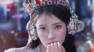 IU公開「2024 IU HEREH世界巡迴演唱會安可：THE WINNING」在首爾世界盃體育場的耀眼海報