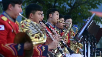 薩克斯風手RM在「2024韓川番茄節」與第15步兵師進行表演