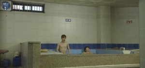 Henry大膽‘處女脫’ 裸身體驗韓國澡堂文化