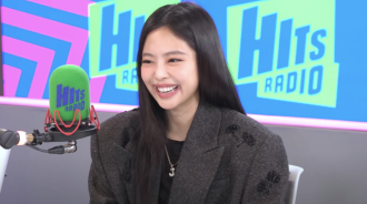 Jennie 談論新專輯、Coachella 以及她對馬麥醬的喜愛在「Hits Radio」