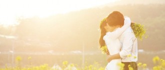 《四子》首次公開浪漫劇照 朴海鎮Nana上演吻戲