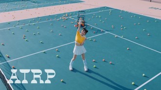 Chuu 在《Strawberry Rush》表演 MV 中佔領網球場
