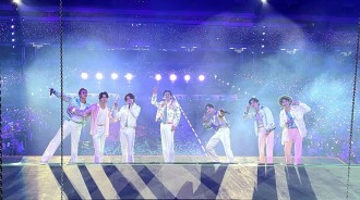 BTS防彈少年團在首爾演唱會中與粉絲們一起表示:「度過了任何危機…我們的舞蹈和歌曲將延續。」