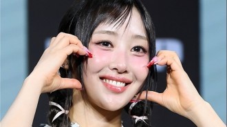 前LOONA成員Yves以獨唱藝術家身份回歸，自稱為「年度女孩」，照亮今年。她在首爾江南區清潭洞的Ilji Art Hall舉行了她的首張獨唱EP「LOOP」的首秀，由主持人Jo Jeong Sik主持。這標誌著她獨唱EP的首次亮相，這是在她首次亮相六年零六個月後發布的。「LOOP」包含了她打破循環限制的旅程，並重新探索她的身份。

在展示會上，Yves分享說：「即使在更衣室裡，我也感到非常緊張，