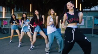 NewJeans主打歌《Hype Boy》第2部舞蹈MV公開！清爽的視覺效果