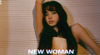 BLACKPINK的Lisa在「New Woman」概念照中擺姿勢，與Rosalia合作