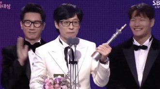 劉在錫奪SBS大賞引爭議，韓網：同時段收視率墊底的節目拿獎？