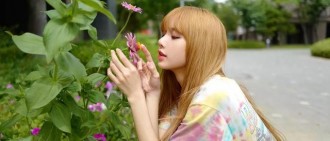 BLACKPINK lisa的畫報日常，隨手拍也是大片！