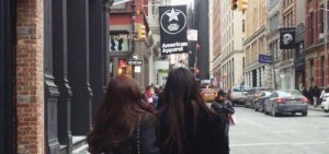 「鄭氏姐妹」漫步紐約街頭享受假期，Jessica：「全是高個子」