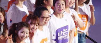 笑容燦爛的金妍兒與25名妍兒合唱團成員