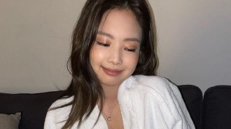 BLACKPINK Jennie曬內衣自拍，金智秀盡情享受迪士尼樂園！