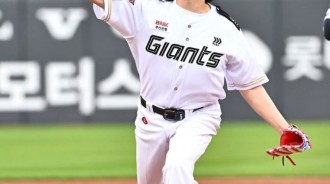 DAY6的領導者Sungjin在韓國棒球隊Lotte Giants的比賽中進行了紀念性投球