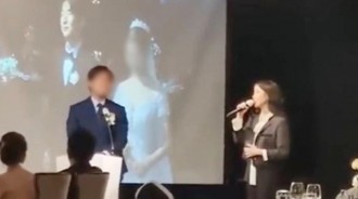 韓國男演員蔡東炫在劇中被IU扇耳光，他結婚時，IU跑去唱了祝歌