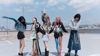 MEOVV 在「Drop Top」概念照中展現全新氛圍