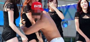 Stellar 孝恩 被裸體粉絲「性騷擾」強抱 臉貼胸