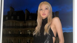BLACKPINK Lisa曬巴黎私照，金髮美瞳直角肩，自信時尚性感之美
