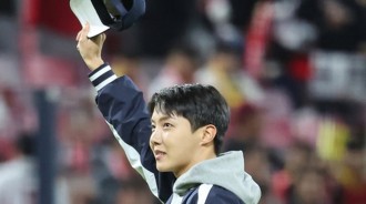 J-Hope在韓國系列賽中投出第一球，代表家鄉的驕傲