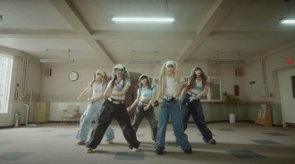 NewJeans主打歌《OMG》MV公開！預售達到80萬張！