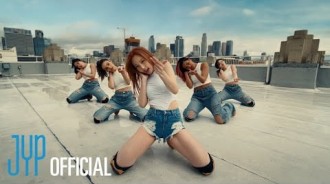 TWICE的Nayeon教你在火熱的回歸MV中'ABCD'