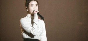 IU在PSY演唱會炫耀可愛外貌，“國民妹妹回來了！”