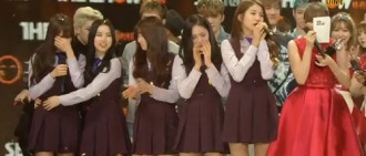 女團G-Friend出道後首次在歌曲節目中獲得第一，激動落淚