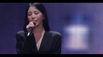 BoA 在 'SMTOWN LIVE 2025' 上演唱已故SHINee Jonghyun的歌曲時流下眼淚