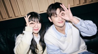 Seo In Guk & Jeong Eunji 展示他們“情侶”造型的新二重唱單曲預告照片