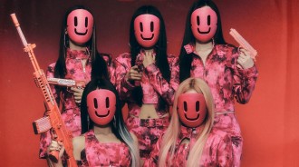 (G)I-DLE公開第1張完整專輯《I NEVER DIE》主題照片第2部，粉色面具的意義是什麼？